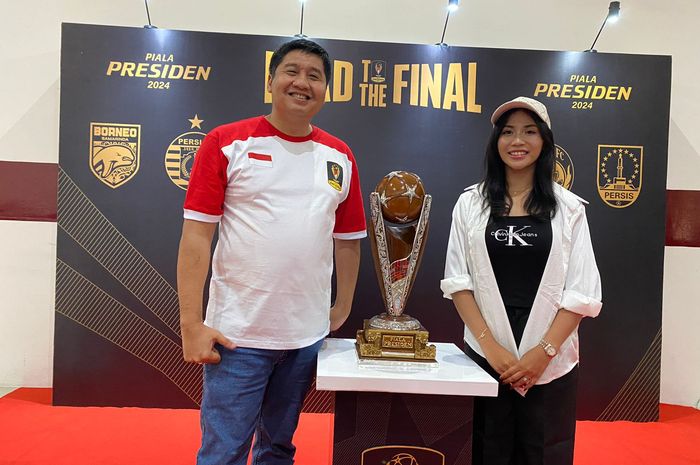 Kapten timnas wanita Indonesia Safira Ika bersama Ketua SC Piala Presiden 2024 Maruarar Sirait