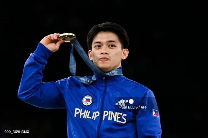 Atlet Senam Artistik asal Filipina, Carlos Yulo Edriel, memarkan medali emas di podium tertinggi usai meraih juara pertama pada nomor senam lantai pria Olimpiade Paris 2024, Sabtu, 3 Agustus 2024