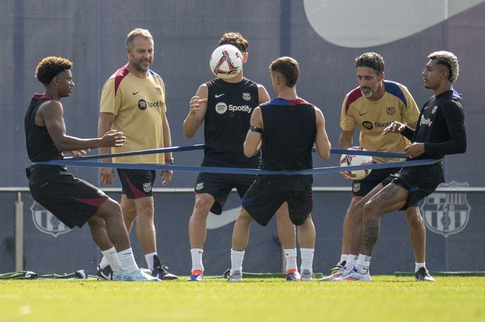 Hansi Flick (dua dari kiri) memberikan angin baru ke Barcelona dengan membawa pengaruh sistem latihan ala Cristiano Ronaldo dalam skuad asuhannya.