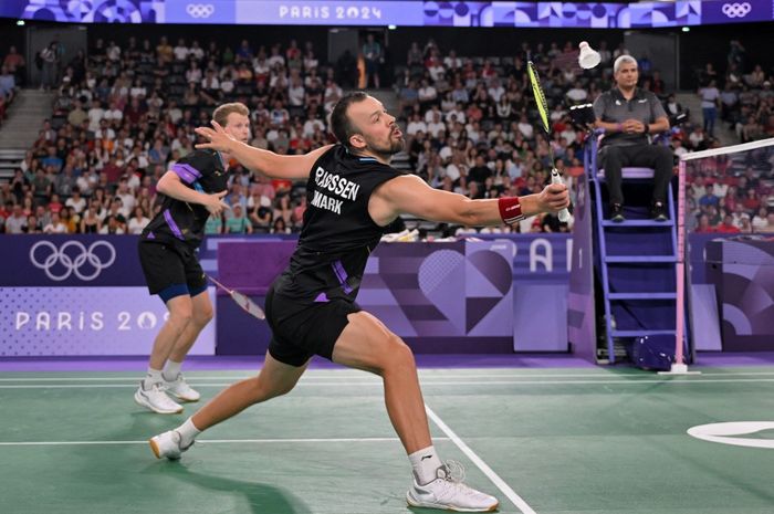 Pasangan ganda putra Denmark, Kim Astrup/Anders Skaarup Rasmussen, pada perebutan medali perunggu Olimpiade Paris 2024 di Porte de la Chapelle Arena, Minggu (4/8/2024).