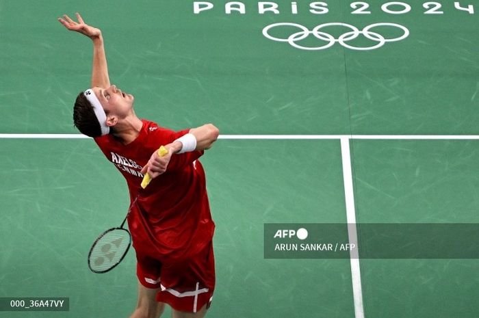 Aksi tunggal putra Denmark, Viktor Axelsen, saat tampil pada babak semifinal bulu tangkis Olimpiade Paris 2024, Minggu, 4 Agustus 2024