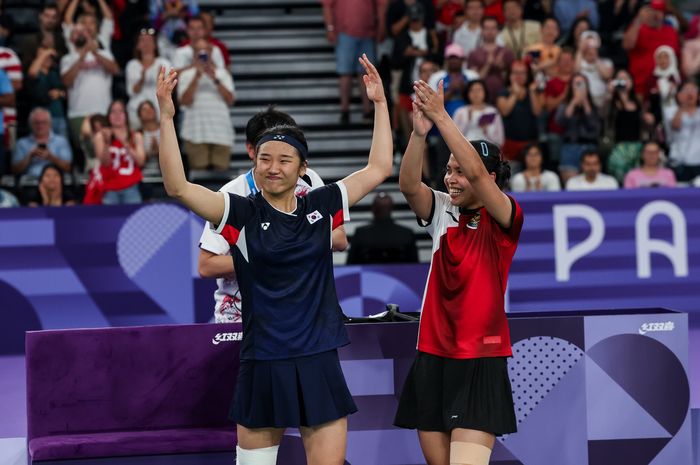 An Se-young dan Gregoria Mariska Tunjung saling memberi salut setelah pertandingan mereka pada semifinal tunggal putri Olimpiade Paris 2024 di Paris, Prancis, 4 Agustus 2024.