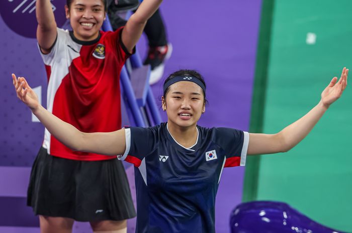 Gregoria Mariska Tunjung dan An Se-young menyapa penonton setelah pertandingan mereak di semifinal tunggal putri Olimpiade Paris 2024 di Paris, Prancis, 4 Agustus 2024.