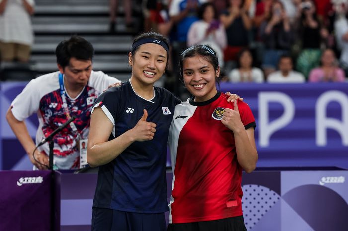 An Se-young dan Gregoria Mariska Tunjung berfoto bersama setelah pertandingan mereka pada semifinal tunggal putri Olimpiade Paris 2024 di Paris, Prancis, 4 Agustus 2024.