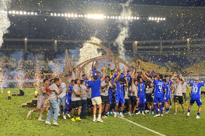 Para pemain Arema FC selebrasi setelah keluar sebagai juara Piala Presiden 2024.