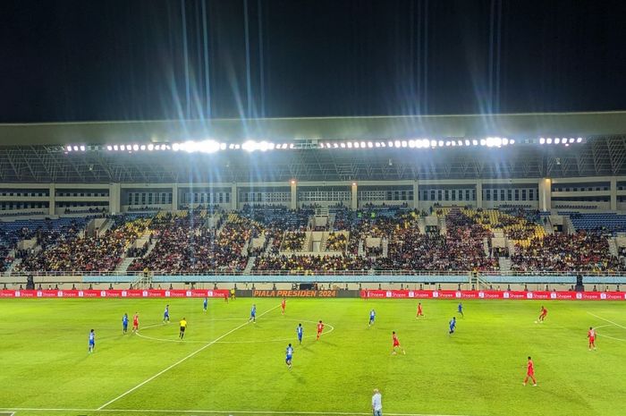 Suasana laga final Piala Presiden 2024 antara Borneo FC Vs Arema FC di Stadion Manahan, Surakarta, Minggu (4/8/2024).