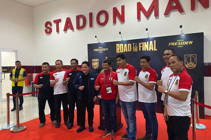 Ketua Umum PSSI, Erick Thohir, bersama panitia Piala Presiden 2024 di Stadion Manahan, Solo, Minggu (4/8/2024)