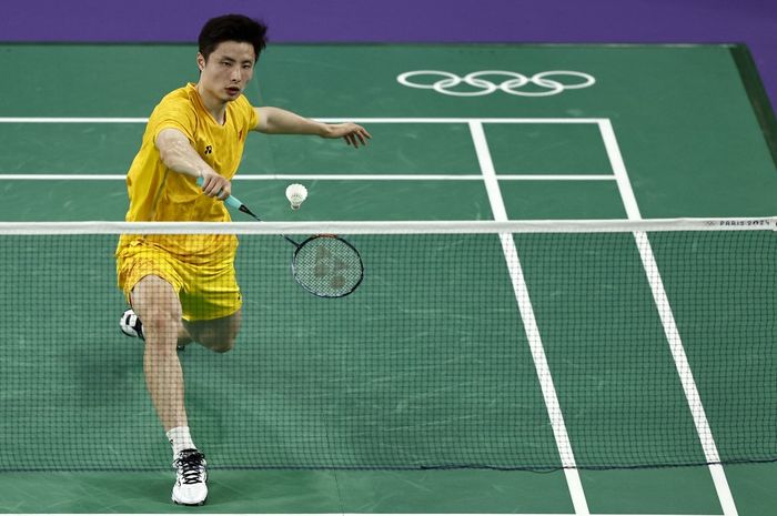 Pebulu tangkis tunggal putra China, Shi Yu Qi, pada perempat final Olimpiade Paris 2024 di Porte de la Chapelle Arena, Jumat (2/8/2024).