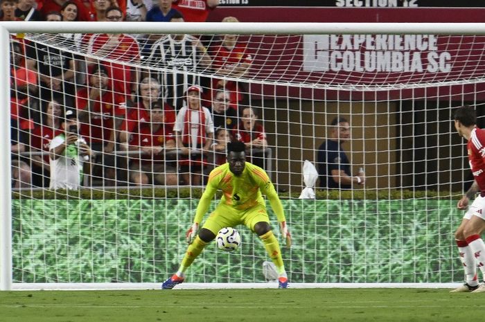 Andre Onana menyaksikan bola tembakan Fabio Carvalho melayang ke arahnya dalam duel Man United vs Liverpool di South Carolina, AS (3/8/2024). Erik ten Hag melihat pasukannya masih dilanda penyakit lama terlalu mudah kebobolan jelang musim baru.