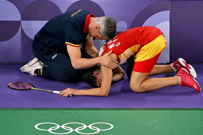 Luapan kesedihan tunggal putri Spanyol, Carolina Marin di depan pelatihnya usai mendapatkan cedera parah di semifinal Olimpiade Paris 2024, Minggu (4/8/2024)