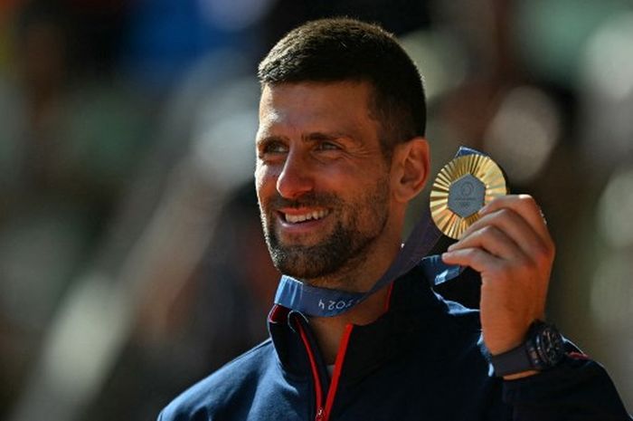 Petenis Serbia, Novak Djokovic, meraih medali emas Olimpiade 2024 setelah mengalahkan Carlos Alcaraz di final tunggal putra pada Minggu (4/8/2024) di Roland Garros.