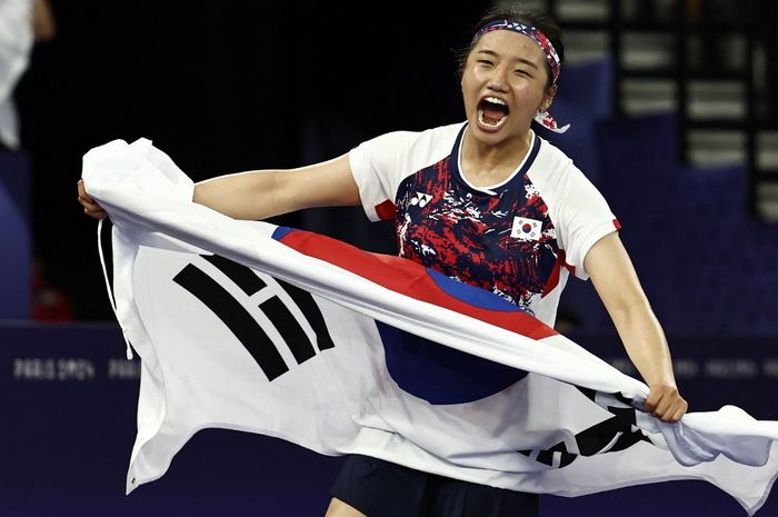 Pebulu tangkis tunggal putri Korea Selatan, An Se-young, melakukan selebrasi setelah memenangi final Olimpiade Paris 2024 di Porte de la Chapelle Arena, Senin (5/8/2024).