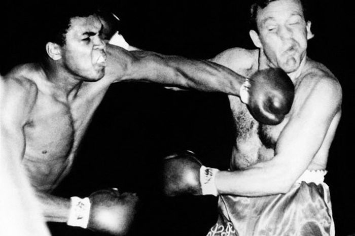 Muhammad Ali (kiri) mendaratkan pukulan telak dalam laga melawan Brian London, 6 Agustus 1966.