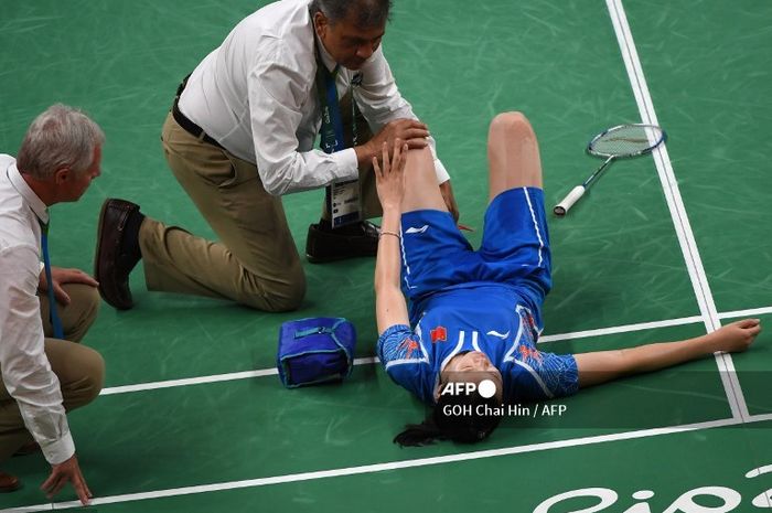 Mantan tunggal putri China, Li Xue Rui saat terkapar cedera lutut di semifinal Olimpiade Rio 2016 ketika menghadapi Carolina Marin (Spanyol), 18 Agustus 2016 silam.