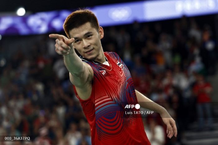 Tunggal putra Thailand, Kunlavut Vitidsarn dalam mode ganas setelah pastikan tiket final Olimpiade Paris 2024 dengan mengalahkan Lee Zii Jia (Malaysia) di Porte de La Chapelle Arena, Paris, Prancis, Minggu (4/8/2024)