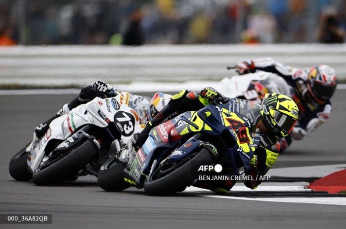 Pembalap Pertamina Enduro VR46, Fabio Di Giannantonio bersaing sengit dalam balutan cosplay livery Valentino Rossi pada balapan MotoGP Inggris 2024 di Sirkuit Silverstone, Inggris, Minggu (4/8/2024)