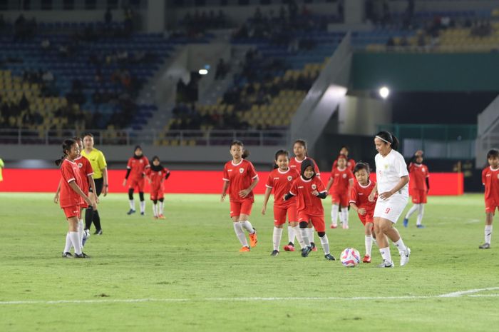 Aksi para pemain Timnas Wanita Indonesia bersama para pemain putri U-12 dalam closing ceremony Piala Presiden 2024 yang berlangsung di Stadion Manahan, Solo, Minggu (4/8/2024)/