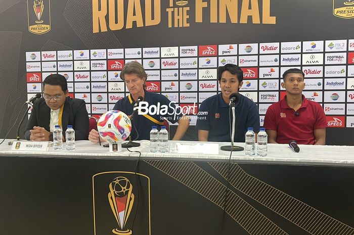 Pelatih Borneo FC, Pieter Huistra saat memberikan keterangan pers pasca-final Piala Presiden 2024 lawan Arema FC, Minggu (4/8/2024).