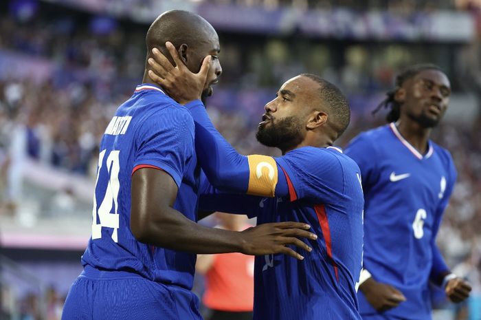 Jean-Philippe Mateta (kiri) dan Alexandre Lacazette dalam momen perayaan gol bagi timnas Pranics ke gawang Mesir pada semifinal Olimpiade 2024 di Stade de Lyon (5/8/2024).