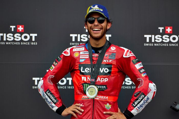 Pembalap Ducati, Enea Bastianini, berpose setelah memenangi sprint race MotoGP Inggris 2024 di Sirkuit Silverstone, Sabtu (3/8/2024).