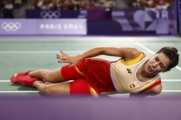 Pebulu tangkis tunggal putri Spanyol, Carolina Marin, bereaksi setelah salah melakukan pendaratan yang membuat cederanya kambuh pada semifinal Olimpiade Paris 2024 di Porte de La Chapelle, Paris, Prancis, Minggu (4/8/2024).