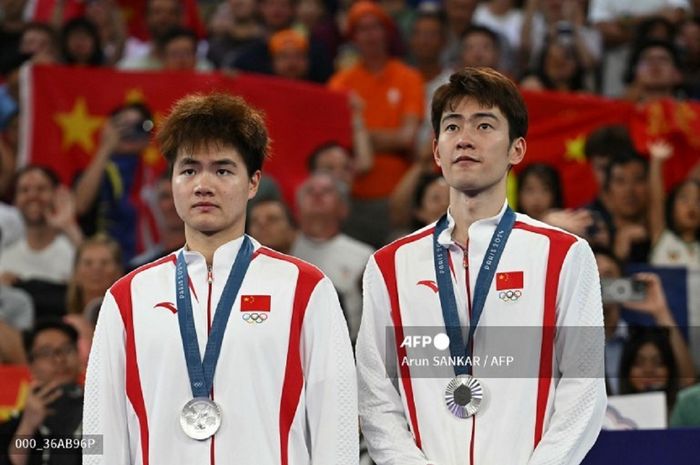 Pasangan ganda putra nomor satu dunia asal China, Liang Wei Keng/Wang Chang di podium Olimpiade Paris 2024 setelah meraih medali perak di Porte de La Chapelle Arena, Prancis, Minggu (4/8/2024).