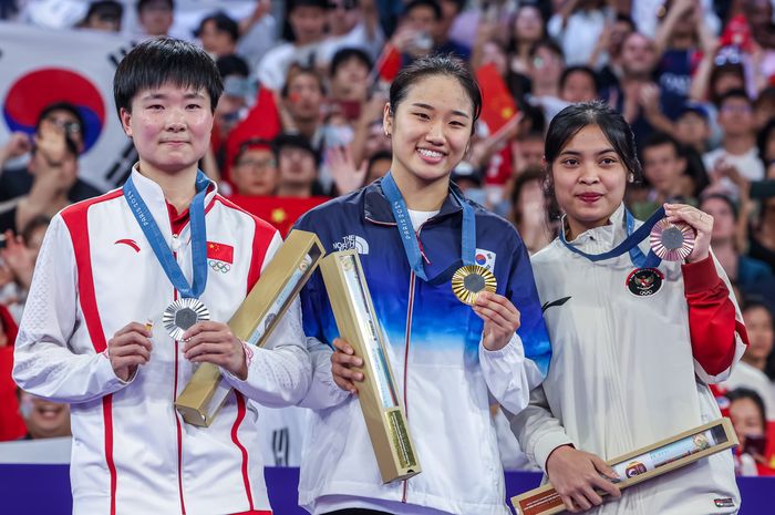 Dari kiri ke kanan, He Bing Jiao (China), An Se-young (Korea Selatan) dan Gregoria Mariska Tunjung di podium tunggal putri Olimpiade Paris 2024 di Porte de la Chapelle Arena, Senin (5/8/2024).