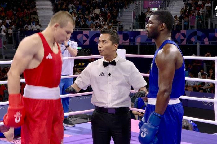 Wasit tinju  asal Indonesia, Muhammad Arisa Putra Pohan, saat memimpin pertandingan tinju Olimpiade Paris 2024 