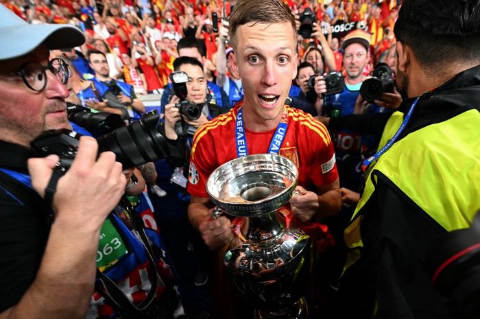 Barcelona segera merampungkan transfer Dani Olmo setelah melancarkan tiga proposal yang akhirnya melunakkan RB Leipzig, mulai dari 0 sampai 1 triliun rupiah.