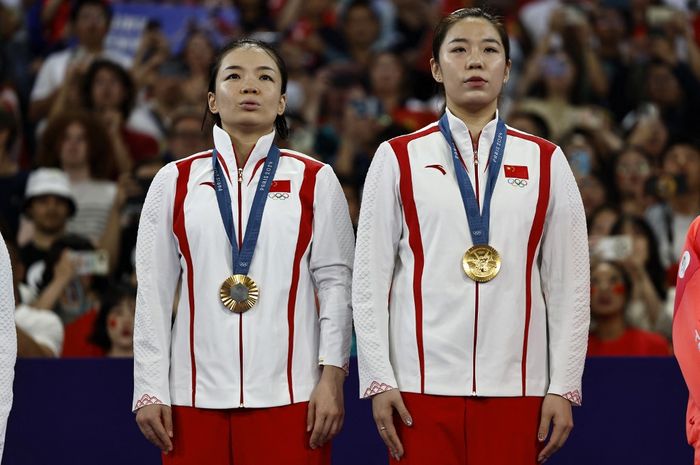 Pasangan ganda putri China, Chen Qing Chen/Jia Yi Fan, di podium setelah meraih medali emas Olimpiade Paris 2024 di  di Porte de La Chapelle, Paris, Prancis, Sabtu (3/8/2024).