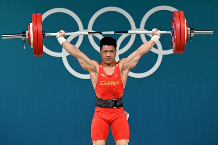 Lifter China, Li Fa Bin, pada Olimpiade Paris 2024 meraih medali emas kelas 61 kg di South Paris Arena, Rabu (7/8/2024).