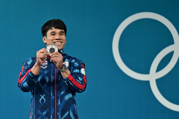 Lifter putra Thailand, Theerapong Silachai , berpose dengan medali perak angkat besi kelas 61 kg Olimpiade Paris 2024 di South Paris Arena in Paris, Rabu (7/8/2024).