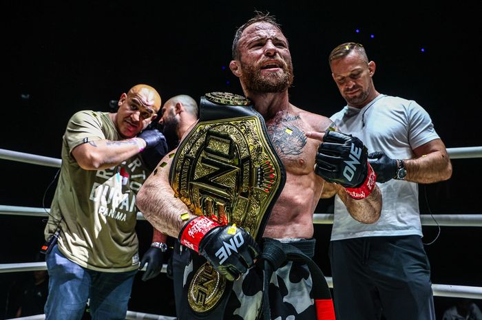 Juara interim kelas jerami MMA ONE Championship, Jarred Brooks.