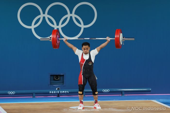 Lifter putra Indonesia, Eko Yuli Irawan, beraksi di kelas 61 kg Olimpiade Paris 2024 di South Paris Arena 6, Prancis, Rabu (7/8/2024).