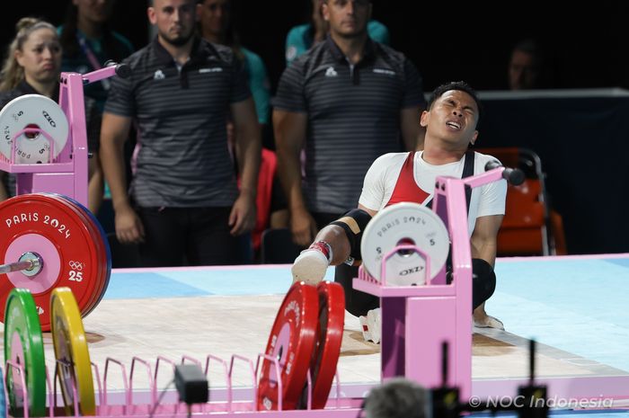 Lifter putra Indonesia, Eko Yuli Irawan,  merasakan kesakitan pada percobaan terakhir angkatan clean and jerk di kelas 61 kg Olimpiade Paris 2024 di South Paris Arena 6, Prancis, Rabu (7/8/2024).