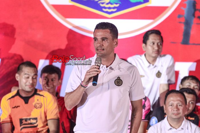 Pelatih Persija Jakarta, Carlos Pena, sedang memberikan sambutan di Jakarta International Stadium, Jakarta Utara, Rabu (7/8/2024).