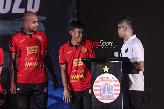 Pemain Persija Jakarta, Muhamad Zahaby Gholy (tengah), saat acara launching timnya dan jersey klubnya di Jakarta International Stadium, Jakarta Utara, Rabu (7/8/2024).