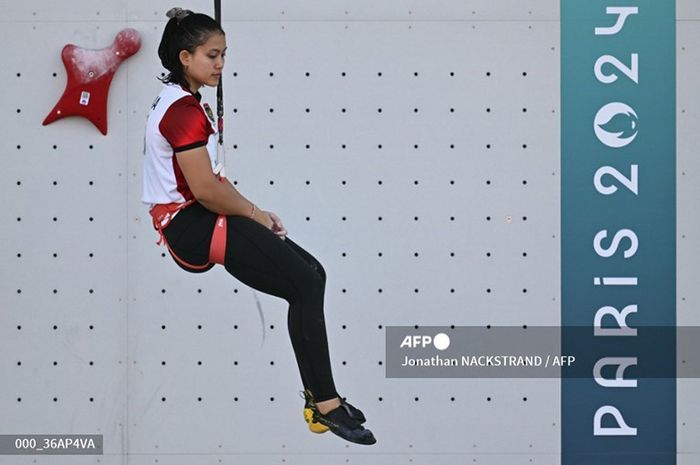 Desak Made Made Rita Kusuma Dewi dari Indonesia bereaksi setelah bertanding di babak kualifikasi panjat tebing nomor speed putri saat Olimpiade Paris 2024 di Le Bourget Sport Climbing Venue, Le Bourget, 5 Agustus 2024.