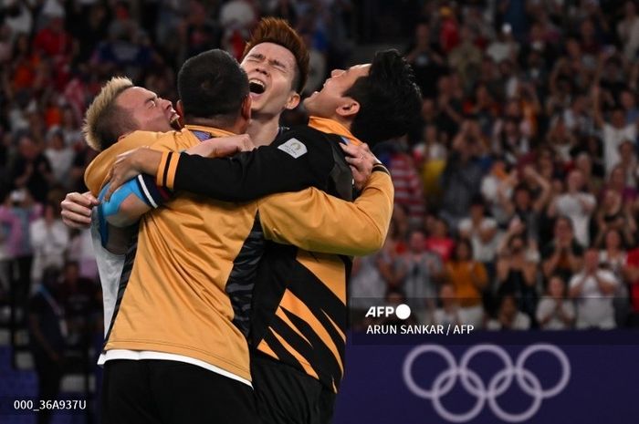 Ganda putra Malaysia, Aaron Chia/Soh Wooi Yik melakukan selebrasi usai berhasil mengunci medali perunggu Olimpiade Paris 2024 bersama pelatih, Rexy Mainaky dan Tan Bin Shen