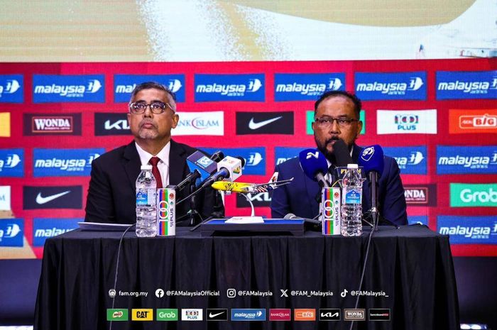 Wakil Presiden FAM Mohd Firdaus Mohamed (kanan) dan Sekjen FAM Datuk Noor Azman Rahman dalam jumpa pers usai pengundian Piala Merdeka 2024.