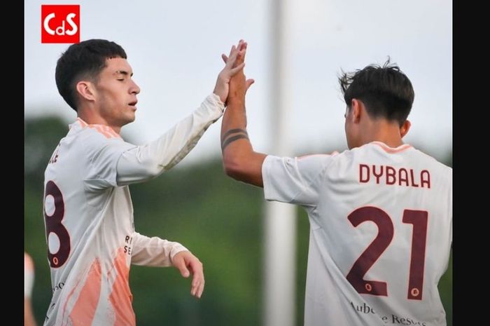 Matias Soule (kiri) dan Paulo Dybala membentuk kombinasi yang bikin fan AS Roma jatuh cinta dalam laga uji coba melawan Barnsley (6/8/2024), sedangkan Juventus meraih kemenangan pertama dengan Thiago Motta walau cuma atas tim U-23.