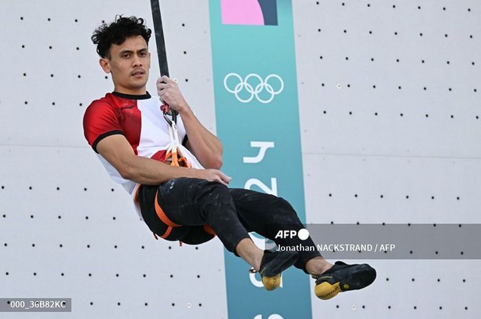 Veddriq Leonardo dari Indonesia bertanding dalam babak penyisihan panjat tebing nomor speed putra saat Olimpiade Paris 2024 di Le Bourget Sport Climbing Venue, Le Bourget, 6 Agustus 2024. 