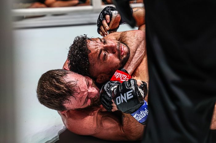 Jarred Brooks memaksa Gustavo Balart menyerah di ronde pertama ONE Fight Night 24, Sabtu (3/8/2024) di Bangkok. 