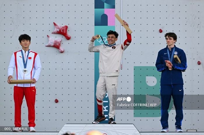 Veddriq Leonardo di podium tertinggi setelah memenangi medali emas Olimpiade Paris 2024 nomor speed putra, bersanding dengan Wu Peng (China) yang meraih perak, dan Sam Watson (Amerika Serikat) yang meraih perunggu, di Le Bourget, Prancis, Kamis (8/8/2024).