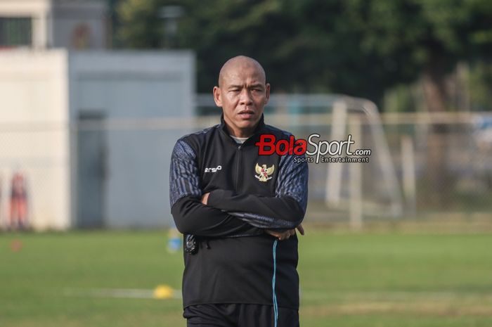 Pelatih timnas U-17 Indonesia, Nova Arianto, sedang memantau para pemainnya berlatih di Lapangan B, Senayan, Jakarta, Kamis (8/8/2024).