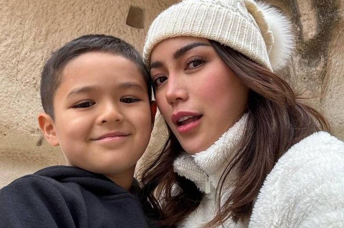 Jessica Iskandar menangis ketika membayangkan El Barack memilih untuk tinggal bareng ayah kandungnya, Ludwig, saat besar nanti.