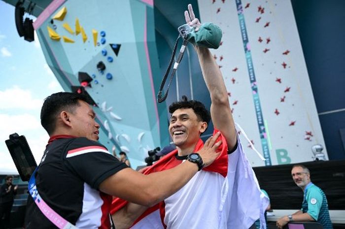 Veddriq Leonardo bersama pelatih pelanjat tebing Indonesia, Hendra Basir usai memastikan medali emas Olimpiade Paris 2024