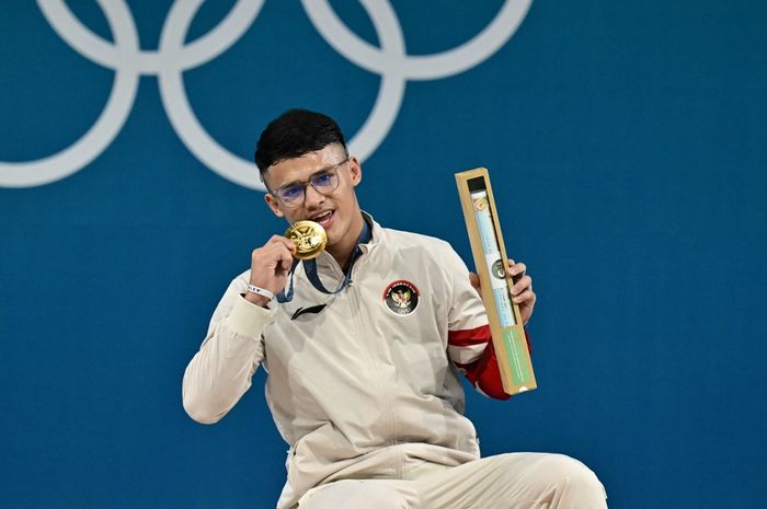 Selebrasi lifter Indonesia, Rizki Juniansyah usai mendapatkan medali emas Olimpiade Paris 2024 dari angkat besi nomor 73kg 