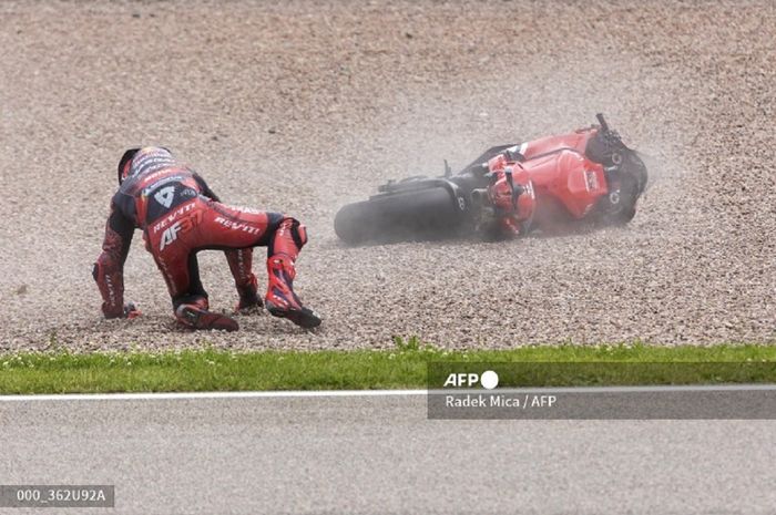 Pembalap GASGAS Factory Tech3 sekaligus Juara Dunia Moto2 2022, Augusto Fernandez, terjatuh pada sesi latihan bebas kedua MotoGP Jerman 2024 di Ssachsenring, Saxony, Jerman, Jumat (5/7/2024).