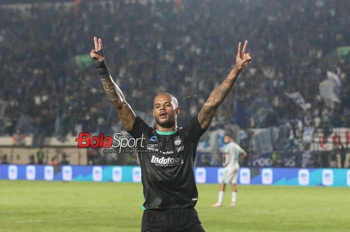 David Da Silva melakukan selebrasi seusai mencetak gol dalam laga pekan pertama Liga 1 2024 antara Persib Bandung versus PSBS Biak di Stadion Si Jalak Harupat, Bandung, Jawa Barat, Jumat (9/8/2024).